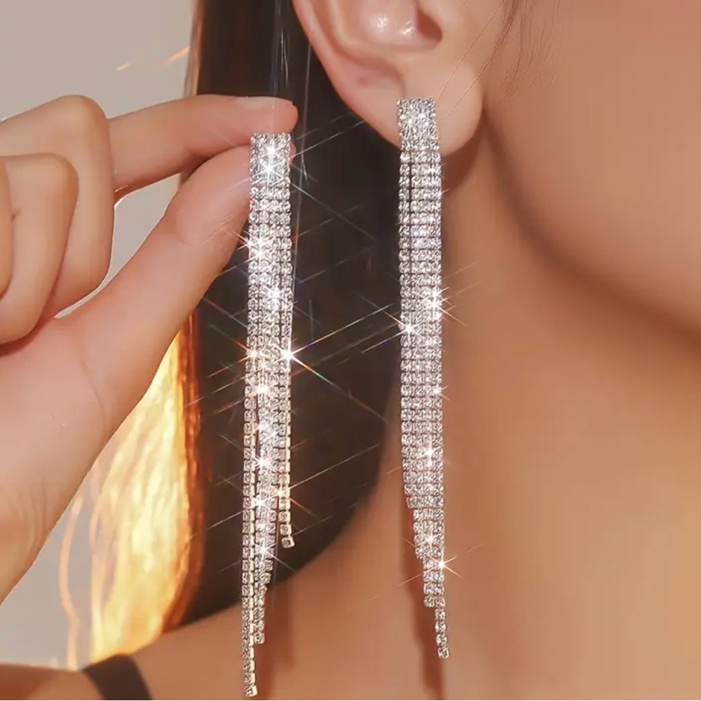 Elegant Silver Dangle Earrings. peso: 9,3 g
0. 32oz…11.5cm/ 4.52in